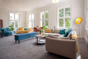 Beautiful treetop apartment with Cotswolds views